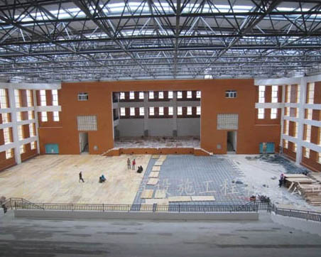 施工中的香格里拉藏文中學體育館木地板及座椅工程